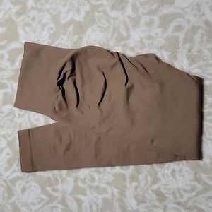 NWOT Athletic Scrunchback Leggings